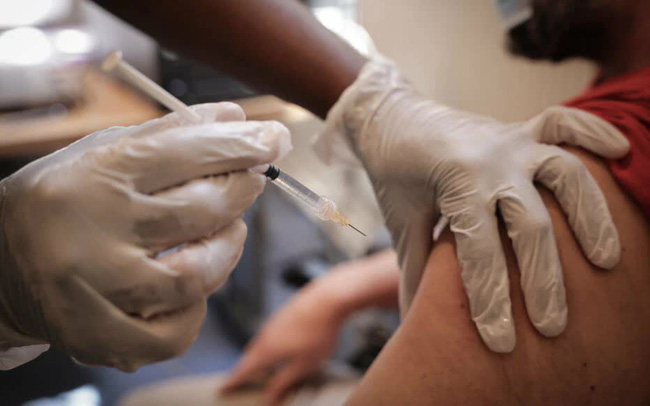 Ủy ban châu Âu cấp phép vaccine ngừa đậu mùa khỉ - Ảnh 1.