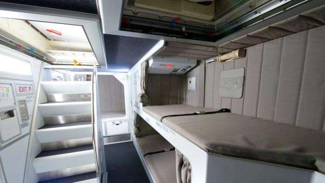 Không gian của tiếp viên hàng không trên máy bay: Chốn riêng tư hành khách không thể tiếp cận, tiện nghi như khách sạn con nhộng ở Nhật Bản - Ảnh 4.