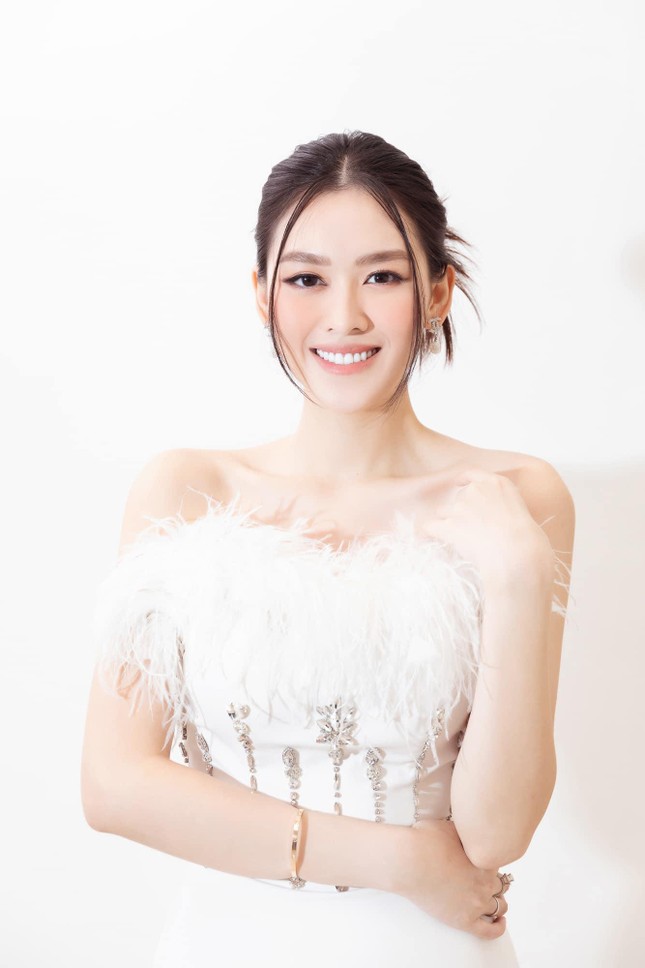 Hoa hậu Đỗ Mỹ Linh trình diễn váy đính 1000 cánh lông vũ  Báo Dân trí