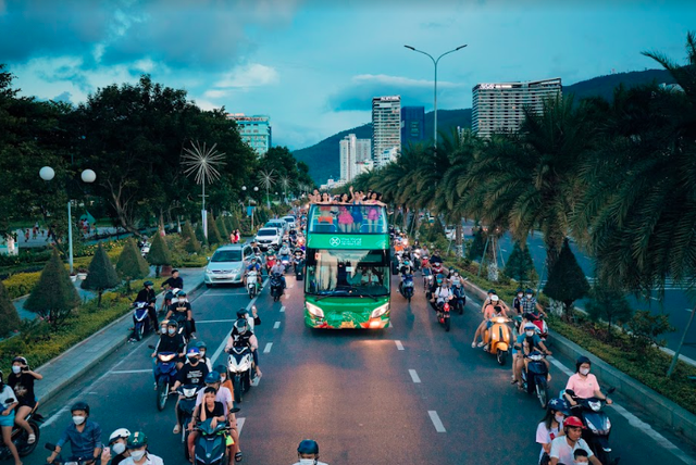 Diễu hành carnival Miss World Vietnam 2022 bị ném đá, BTC nói gì? - Ảnh 2.