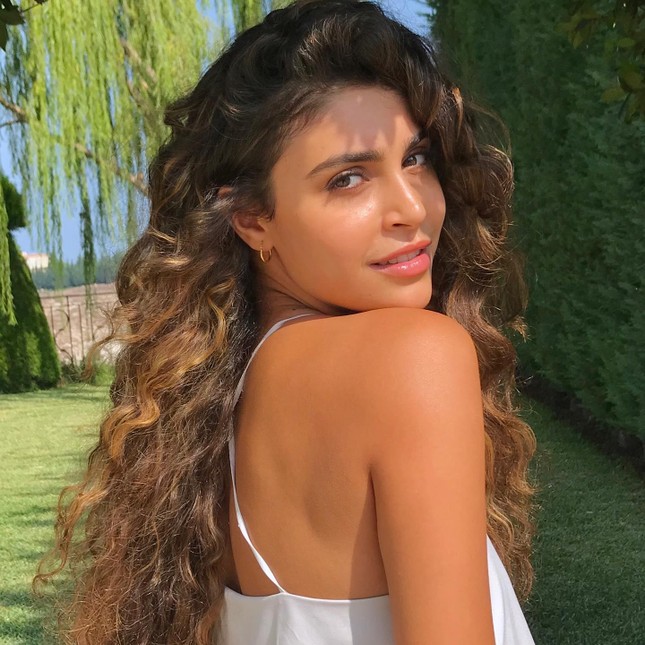 Tân Hoa hậu Lebanon cực xinh đẹp nhưng bị chê chiều cao khiêm tốn và vòng eo bánh mì - Ảnh 2. Tân Hoa hậu Lebanon cực xinh đẹp nhưng bị chê chiều cao khiêm tốn và vòng eo bánh mì - Ảnh 2.