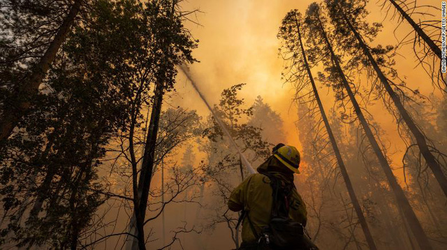 Mỹ: Cháy rừng lan rộng, thiêu rụi hơn 6.700 ha gần Công viên Quốc gia Yosemite - Ảnh 1.