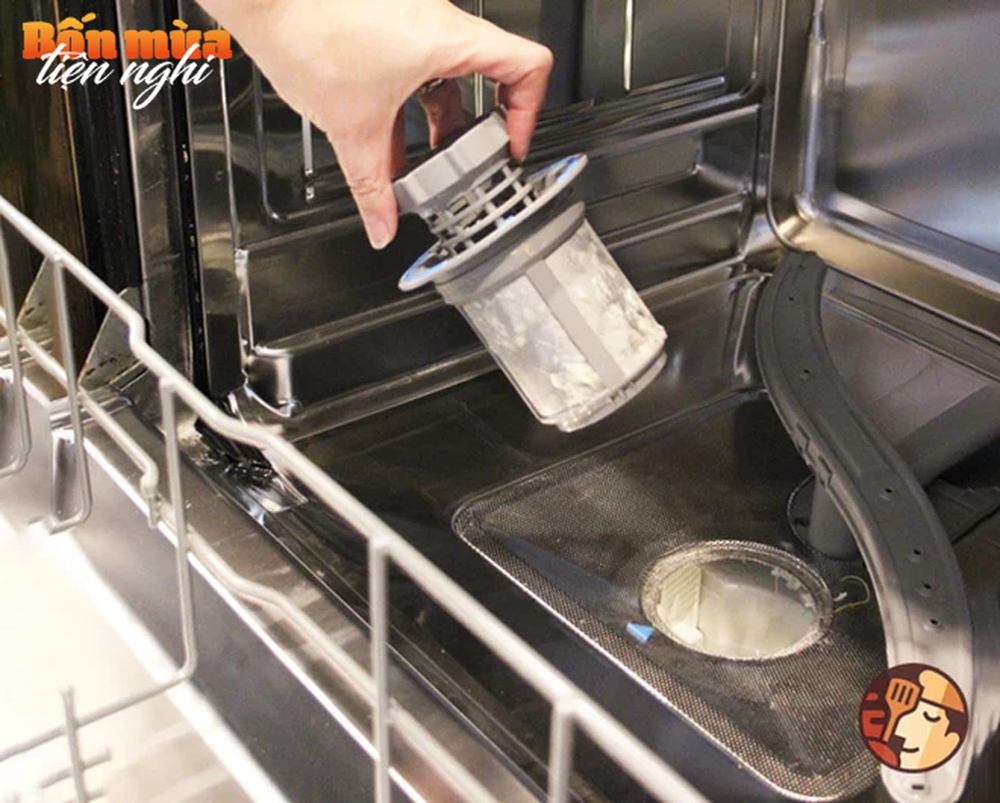 Посудомойка плохо отмывает. Мясорубка в посудомойке. Мясорубка почернела после посудомойки. Мясорубку помыли в посудомойке. Неприятный запах из посудомоечной машины.