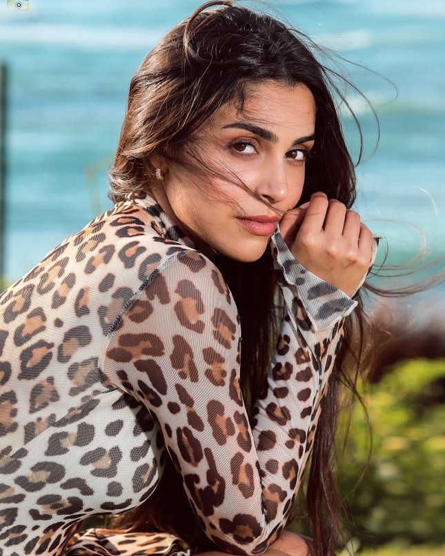 Tân Hoa hậu Lebanon cực xinh đẹp nhưng bị chê chiều cao khiêm tốn và vòng eo bánh mì - Ảnh 9. Tân Hoa hậu Lebanon cực xinh đẹp nhưng bị chê chiều cao khiêm tốn và vòng eo bánh mì - Ảnh 9.