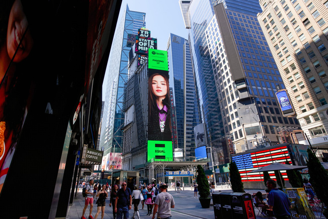 Phương Ly xuất hiện cực ngầu trên billboard quảng trường Thời Đại New York - Ảnh 1.