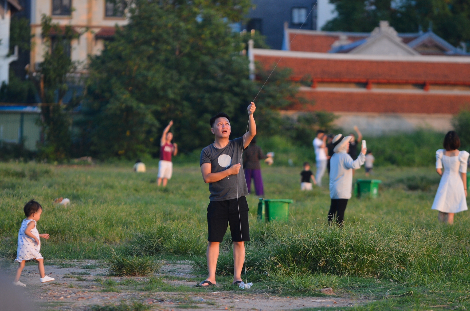 H&agrave; Nội: Người d&acirc;n bị d&acirc;y diều cứa cổ nhưng b&atilde;i cỏ trống cạnh phủ T&acirc;y Hồ vẫn đ&ocirc;ng người đến thả diều - Ảnh 7.