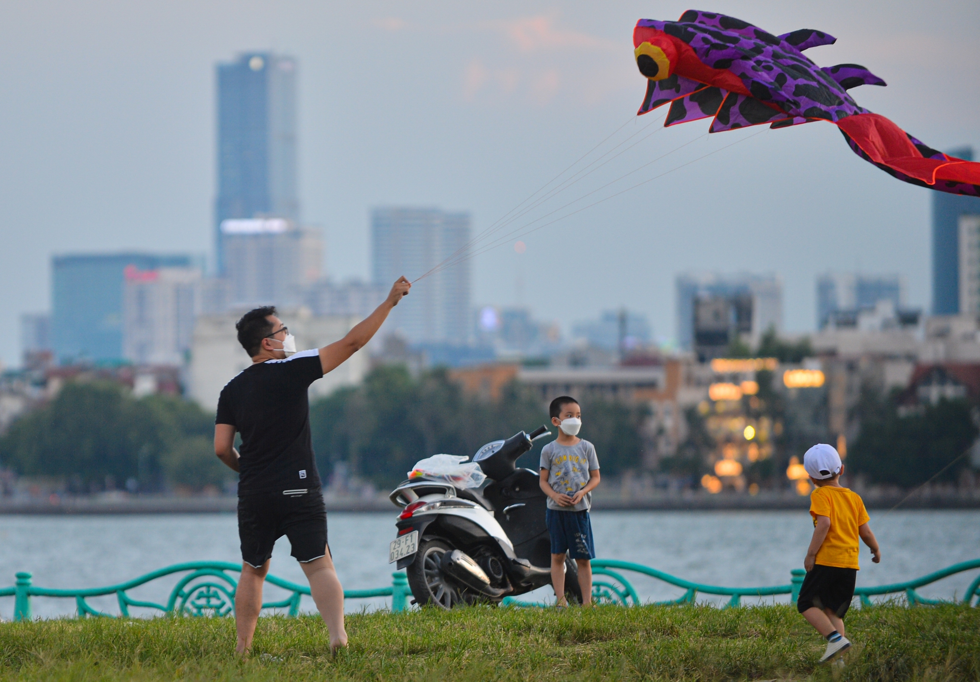 H&agrave; Nội: Người d&acirc;n bị d&acirc;y diều cứa cổ nhưng b&atilde;i cỏ trống cạnh phủ T&acirc;y Hồ vẫn đ&ocirc;ng người đến thả diều - Ảnh 6.