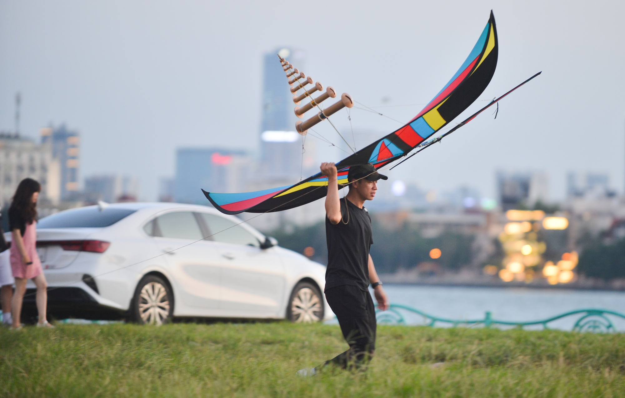 H&agrave; Nội: Người d&acirc;n bị d&acirc;y diều cứa cổ nhưng b&atilde;i cỏ trống cạnh phủ T&acirc;y Hồ vẫn đ&ocirc;ng người đến thả diều - Ảnh 5.