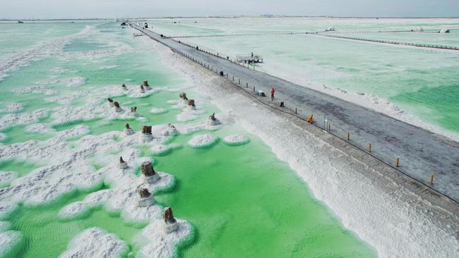 Hồ nước kỳ lạ ở Trung Quốc: Nơi muối kết tinh thành đá quý, máy bay có thể hạ cánh, tàu hỏa có thể đi qua - Ảnh 1.