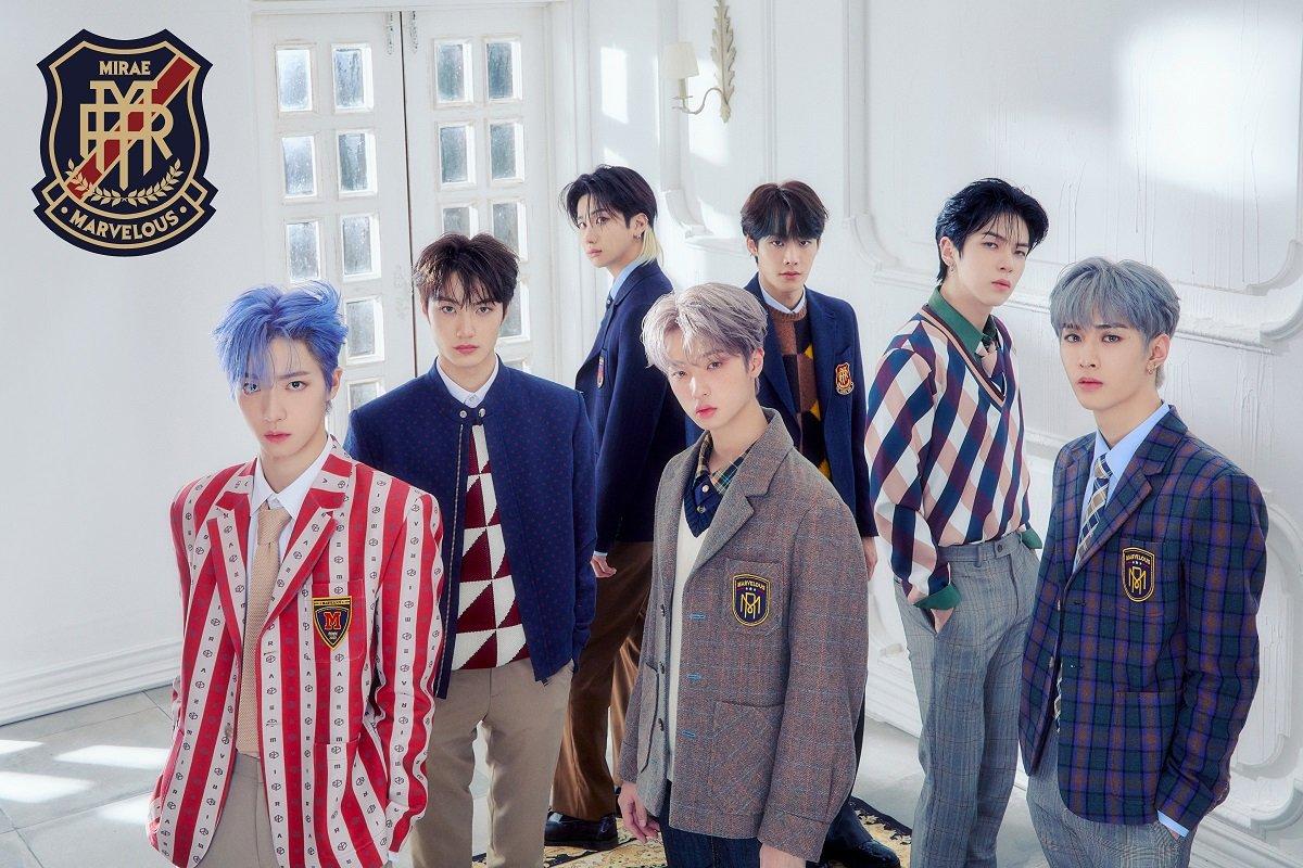 1001 quy định hà khắc mà fan Kpop phải chịu đựng: Bị trừng phạt nếu bỏ về giữa chừng, cấm quay hình và tặng quà thần tượng - Ảnh 7. 1001 quy định hà khắc mà fan Kpop phải chịu đựng: Bị trừng phạt nếu bỏ về giữa chừng, cấm quay hình và tặng quà thần tượng - Ảnh 7.