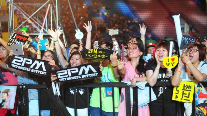 1001 quy định hà khắc mà fan Kpop phải chịu đựng: Bị trừng phạt nếu bỏ về giữa chừng, cấm quay hình và tặng quà thần tượng - Ảnh 4. 1001 quy định hà khắc mà fan Kpop phải chịu đựng: Bị trừng phạt nếu bỏ về giữa chừng, cấm quay hình và tặng quà thần tượng - Ảnh 4.