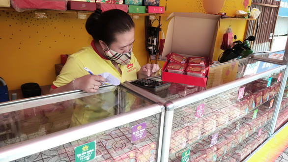 Gi&aacute; b&aacute;nh trung thu tăng, sức mua giảm - Ảnh 1.