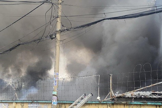 Xưởng vải ở vùng ven TPHCM bất ngờ bốc cháy dữ dội - Ảnh 2.