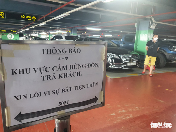 Xe c&ocirc;ng nghệ ngưng leo lầu đ&oacute;n kh&aacute;ch ở nh&agrave; xe s&acirc;n bay T&acirc;n Sơn Nhất - Ảnh 1.