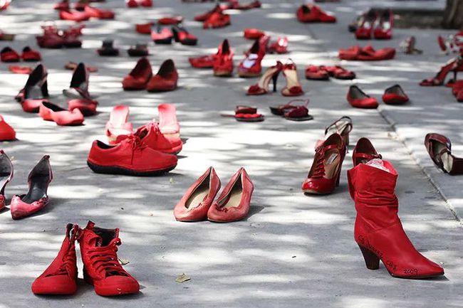 Tác phẩm kỳ lạ của nữ nghệ sĩ Mexico: Những đôi giày đỏ vô chủ là hiện thân của người phụ nữ bị biến mất bởi vấn nạn toàn cầu - Ảnh 1.