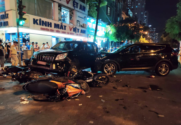 Hà Nội: Một người tử vong sau tai nạn liên hoàn giữa 4 ô tô và 6 xe máy - Ảnh 1.