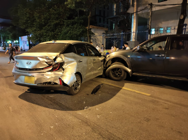 Hà Nội: Một người tử vong sau tai nạn liên hoàn giữa 4 ô tô và 6 xe máy - Ảnh 2.