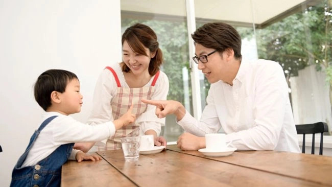 Chuy&ecirc;n gia gi&aacute;o dục nổi tiếng: Được cho mặc đẹp sớm, con trẻ dễ... sinh hư! - Ảnh 1.