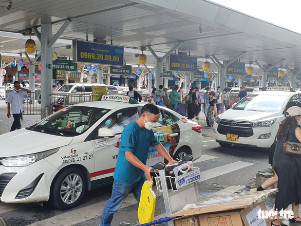 Xe c&ocirc;ng nghệ ngưng leo lầu đ&oacute;n kh&aacute;ch ở nh&agrave; xe s&acirc;n bay T&acirc;n Sơn Nhất - Ảnh 3.