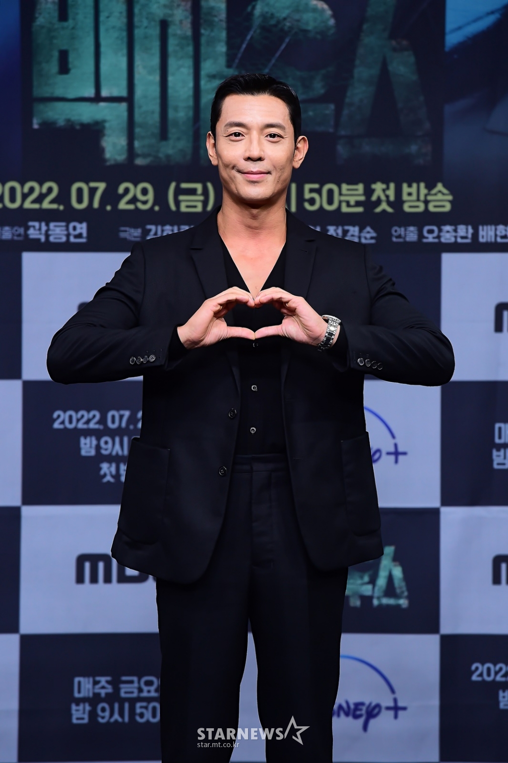 Yoona xinh mỹ miều dù lộ khuyết điểm, tạo nên khung cảnh thân mật mãn nhãn với Lee Jong Suk ở họp báo hot nhất hôm nay - Ảnh 9. Yoona xinh mỹ miều dù lộ khuyết điểm, tạo nên khung cảnh thân mật mãn nhãn với Lee Jong Suk ở họp báo hot nhất hôm nay - Ảnh 9.