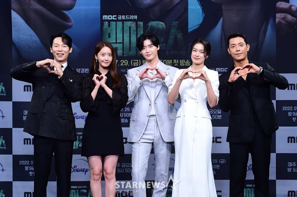 Yoona xinh mỹ miều dù lộ khuyết điểm, tạo nên khung cảnh thân mật mãn nhãn với Lee Jong Suk ở họp báo hot nhất hôm nay - Ảnh 10. Yoona xinh mỹ miều dù lộ khuyết điểm, tạo nên khung cảnh thân mật mãn nhãn với Lee Jong Suk ở họp báo hot nhất hôm nay - Ảnh 10.