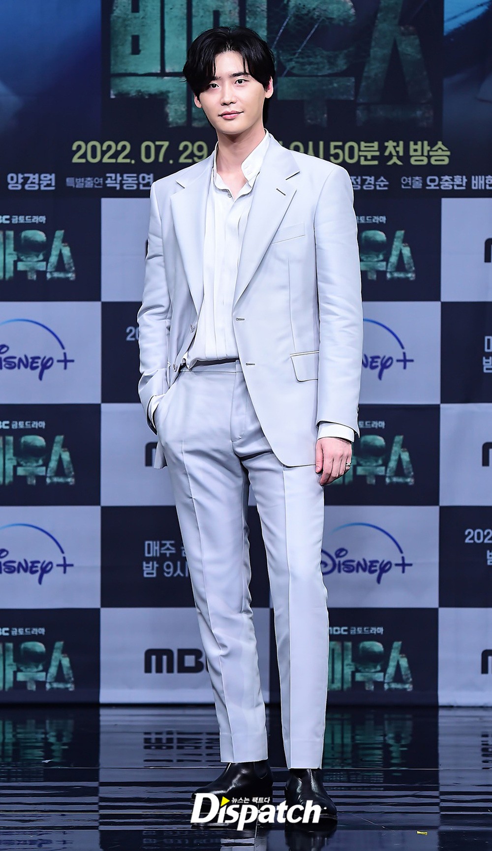 Yoona xinh mỹ miều dù lộ khuyết điểm, tạo nên khung cảnh thân mật mãn nhãn với Lee Jong Suk ở họp báo hot nhất hôm nay - Ảnh 3. Yoona xinh mỹ miều dù lộ khuyết điểm, tạo nên khung cảnh thân mật mãn nhãn với Lee Jong Suk ở họp báo hot nhất hôm nay - Ảnh 3.