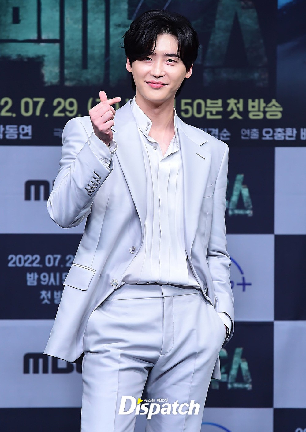 Yoona xinh mỹ miều dù lộ khuyết điểm, tạo nên khung cảnh thân mật mãn nhãn với Lee Jong Suk ở họp báo hot nhất hôm nay - Ảnh 4. Yoona xinh mỹ miều dù lộ khuyết điểm, tạo nên khung cảnh thân mật mãn nhãn với Lee Jong Suk ở họp báo hot nhất hôm nay - Ảnh 4.