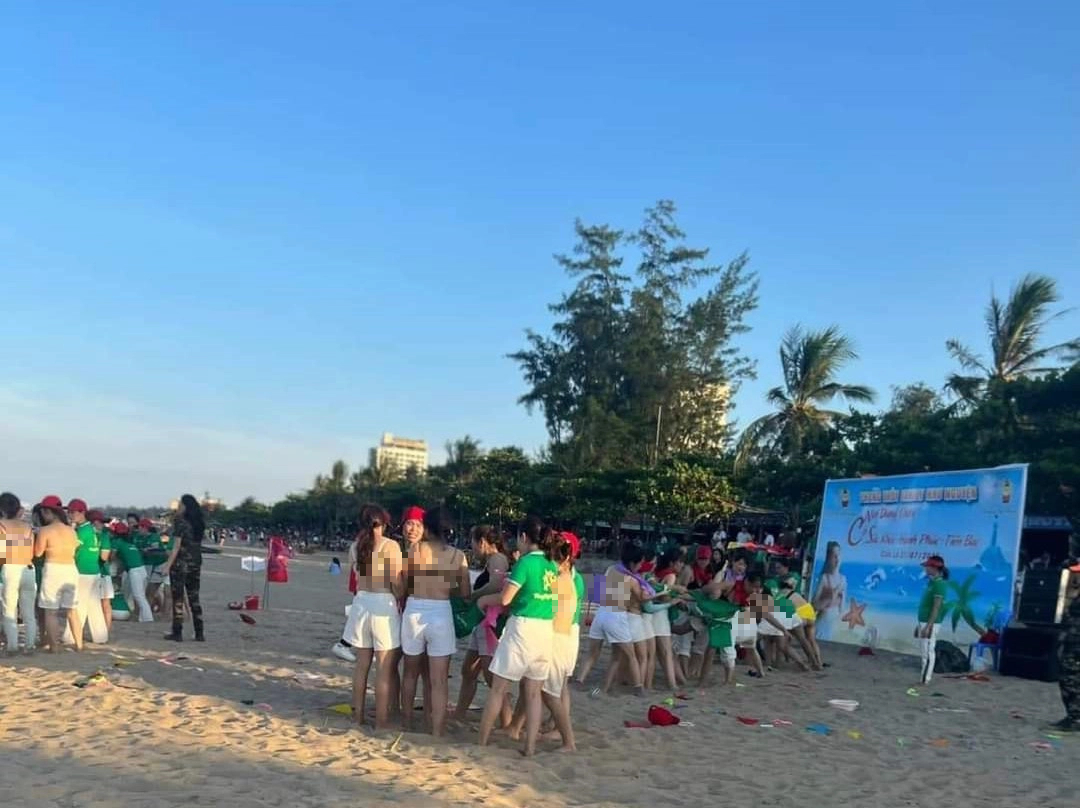 Phạt hành chính đơn vị tổ chức cho nhóm người cởi áo ngực để chơi team building trên bãi biển - Ảnh 1. Phạt hành chính đơn vị tổ chức cho nhóm người cởi áo ngực để chơi team building trên bãi biển - Ảnh 1.