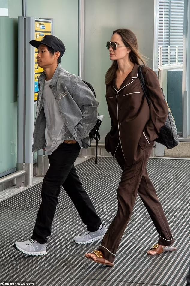 Angelina Jolie cùng con trai gốc Việt Pax Thiên đi du lịch - Ảnh 1.