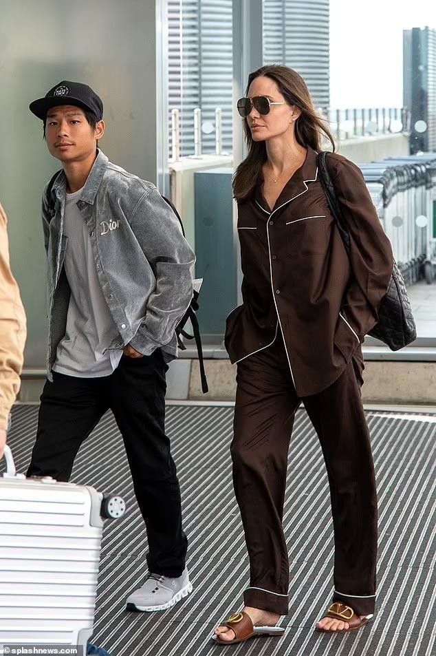 Angelina Jolie cùng con trai gốc Việt Pax Thiên đi du lịch - Ảnh 4.
