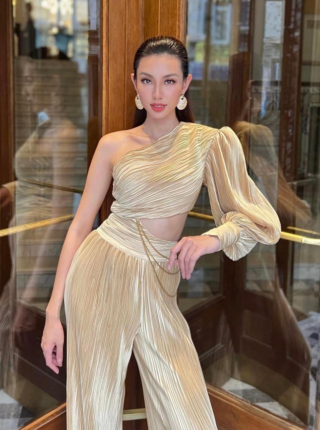 Vừa trở về từ chuyến công tác châu Âu, Thuỳ Tiên làm vedette cho đêm thời trang Miss World Vietnam - Ảnh 1.