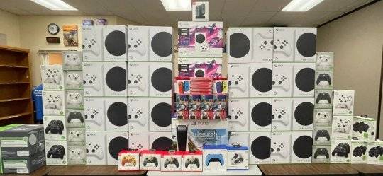 Dùng hơn 20 bộ máy chơi game để dạy tiếng Anh, giảng viên lên giáo án lạ khiến giới game thủ ngỡ ngàng - Ảnh 1.