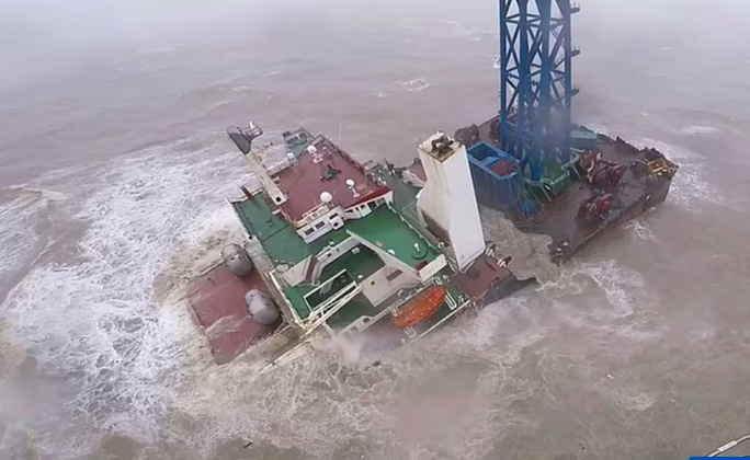 Bão Chaba làm gãy đôi tàu chở hàng trên Biển Đông - Ảnh 1. Bão Chaba làm gãy đôi tàu chở hàng trên Biển Đông - Ảnh 1.