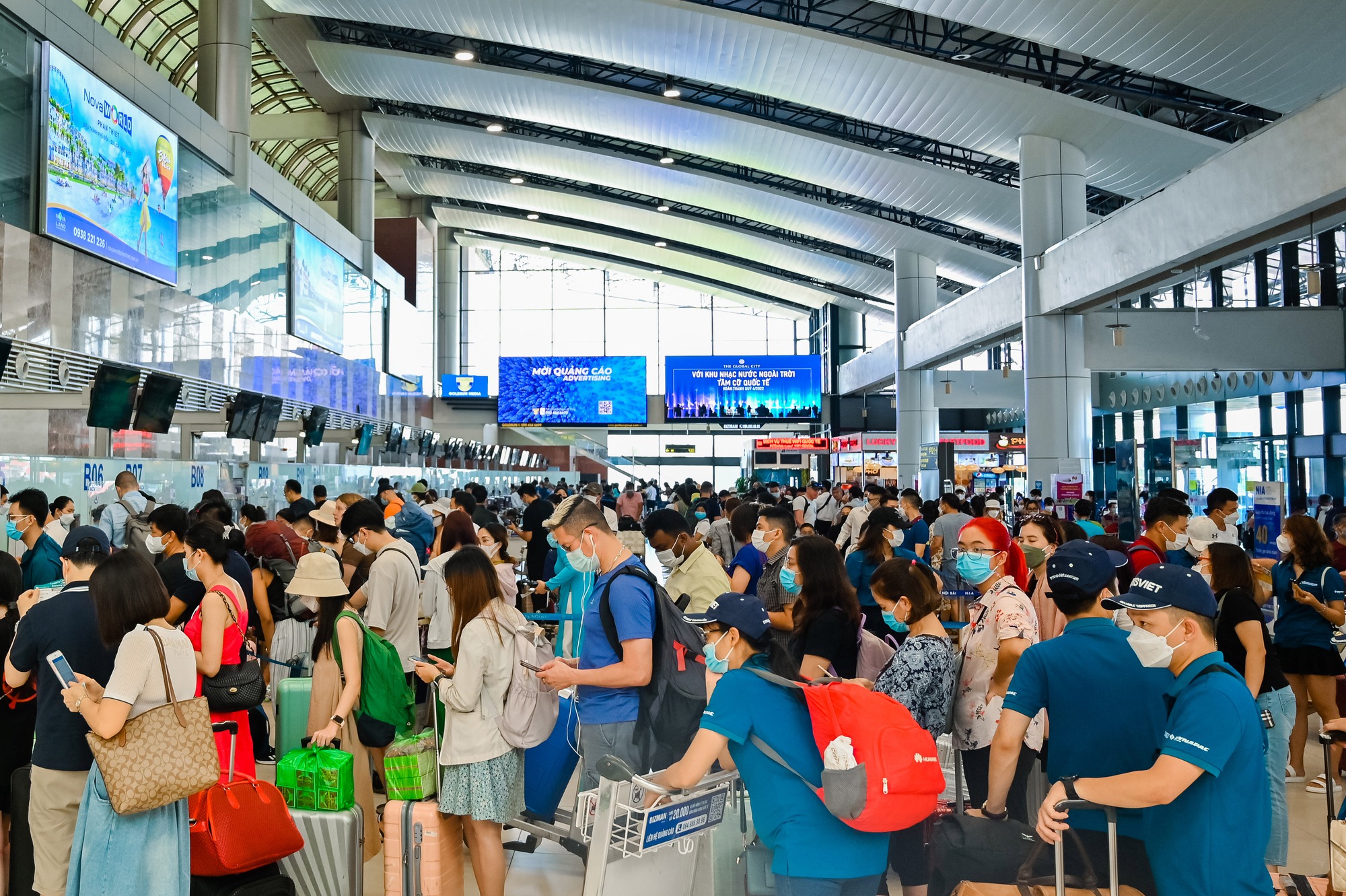 TÌNH TRẠNG ĐÔNG ĐÚC TẠI SÂN BAY NỘI BÀI TRONG DỊP LỄ