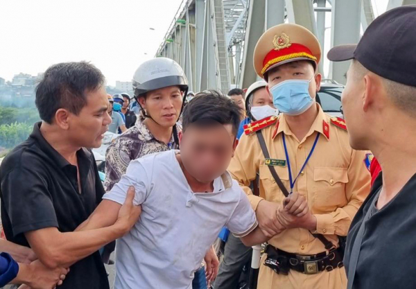 CSGT ngăn cản thanh niên định nhảy cầu Chương Dương - Ảnh 1.