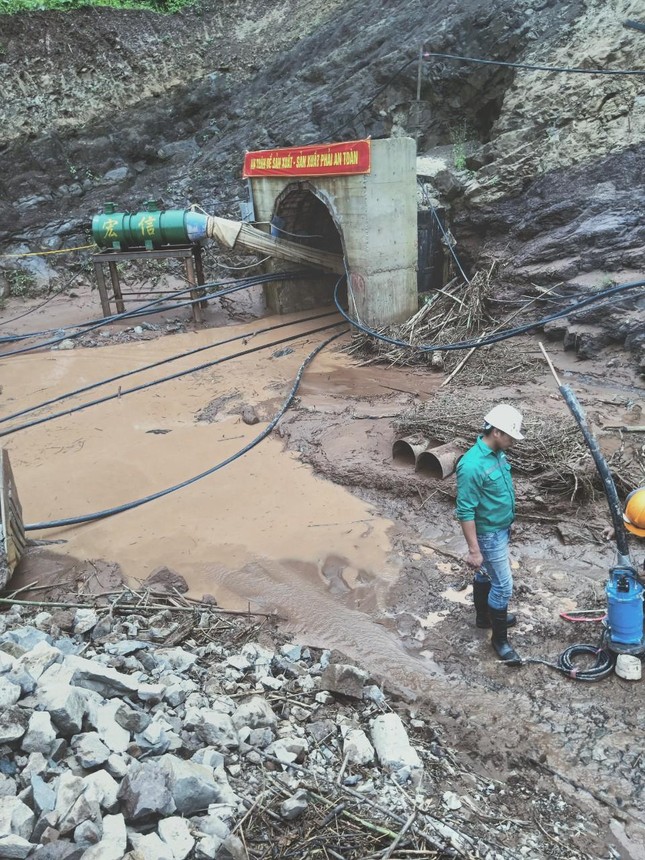 Hình ảnh hiện trường vụ công nhân mắc kẹt trong đường hầm dài 200m ngập nước ở Điện Biên - Ảnh 5.
