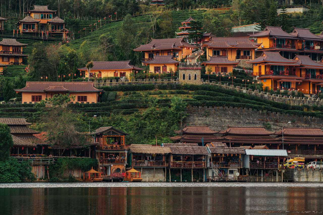 Vẻ đẹp thơ mộng đến nao lòng của cổ trấn tại Mae Hong Son, thiên đường ẩn mình xứ chùa Vàng
