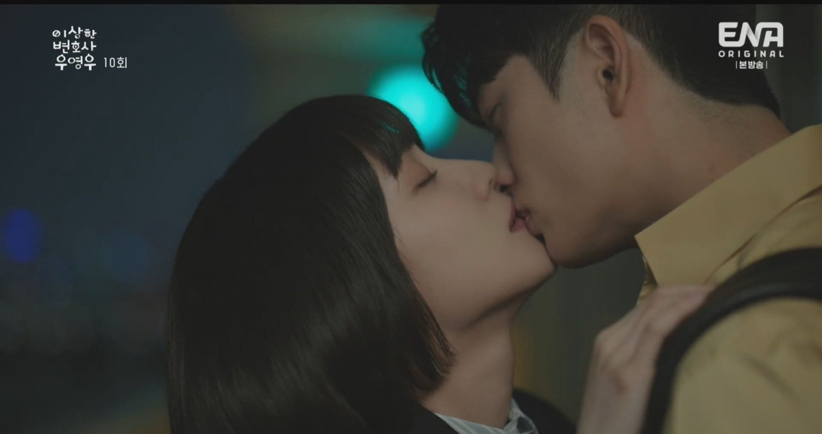 Kang Tae Oh nói về cảnh hôn gây sốt trong phim Nữ luật sư kỳ lạ Woo Young Woo - Ảnh 2. Kang Tae Oh nói về cảnh hôn gây sốt trong phim Nữ luật sư kỳ lạ Woo Young Woo - Ảnh 2.