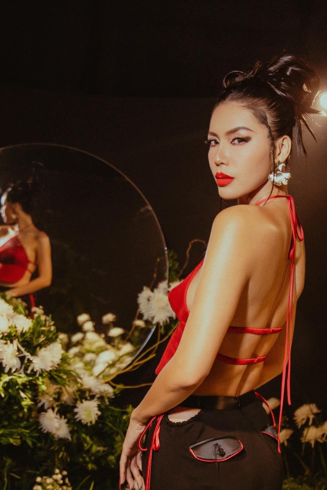 Hoa hậu Đỗ Thị Hà, Kỳ Duyên đọ đường cong nóng bỏng mắt với bikini - Ảnh 11.