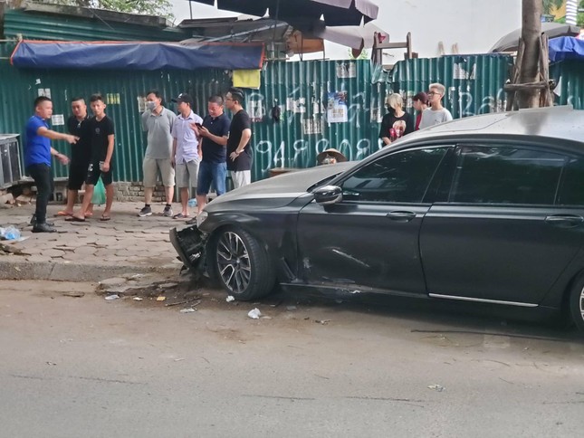 Mercedes-Benz S450 mất lái, tông ô tô BMW và nhiều xe máy ở Hà Nội  - Ảnh 1.