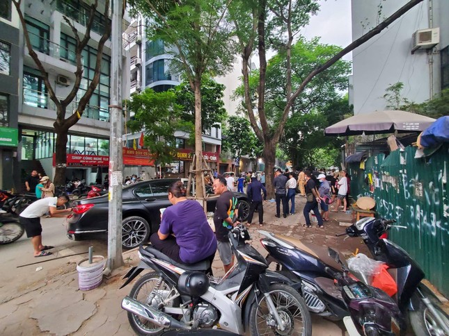 Mercedes-Benz S450 mất l&aacute;i, t&ocirc;ng &ocirc; t&ocirc; BMW v&agrave; nhiều xe m&aacute;y ở H&agrave; Nội  - Ảnh 2.