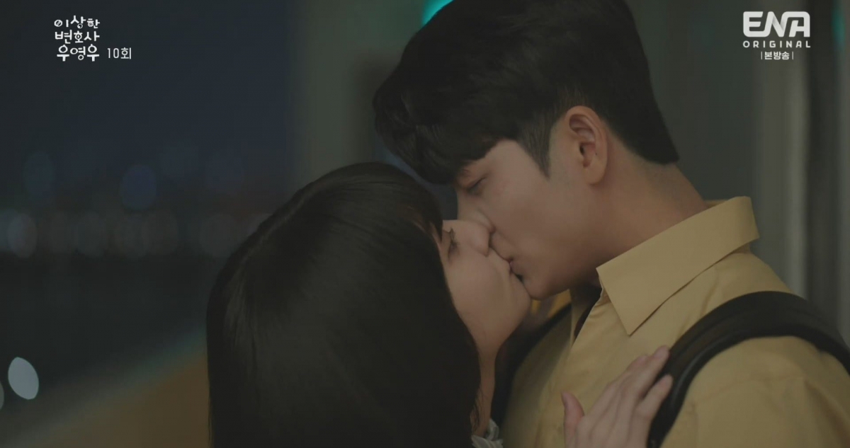 Kang Tae Oh nói về cảnh hôn gây sốt trong phim Nữ luật sư kỳ lạ Woo Young Woo - Ảnh 3. Kang Tae Oh nói về cảnh hôn gây sốt trong phim Nữ luật sư kỳ lạ Woo Young Woo - Ảnh 3.