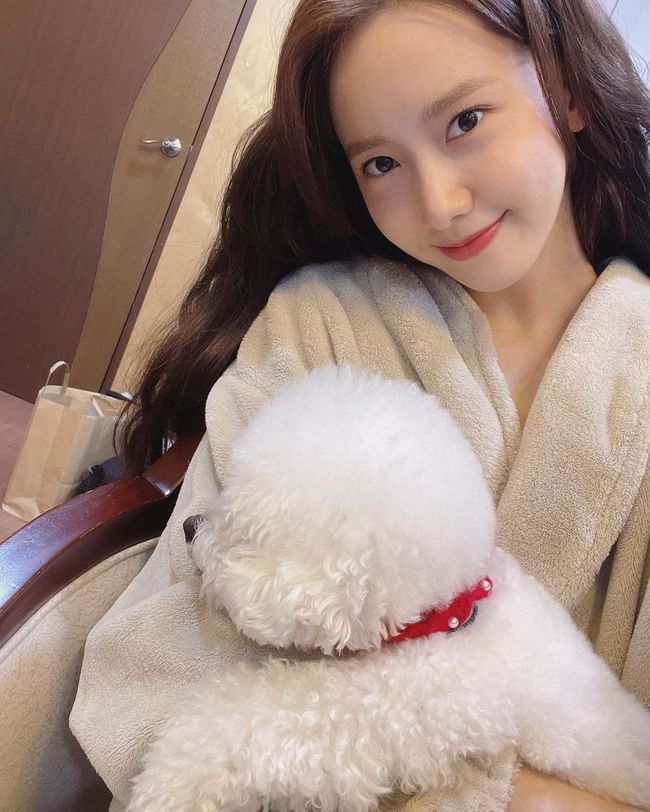 Làn da tuổi 30+ láng mịn, không tỳ vết của Yoona nhờ cả vào bước làm sạch và dưỡng ẩm mỗi ngày - Ảnh 2.