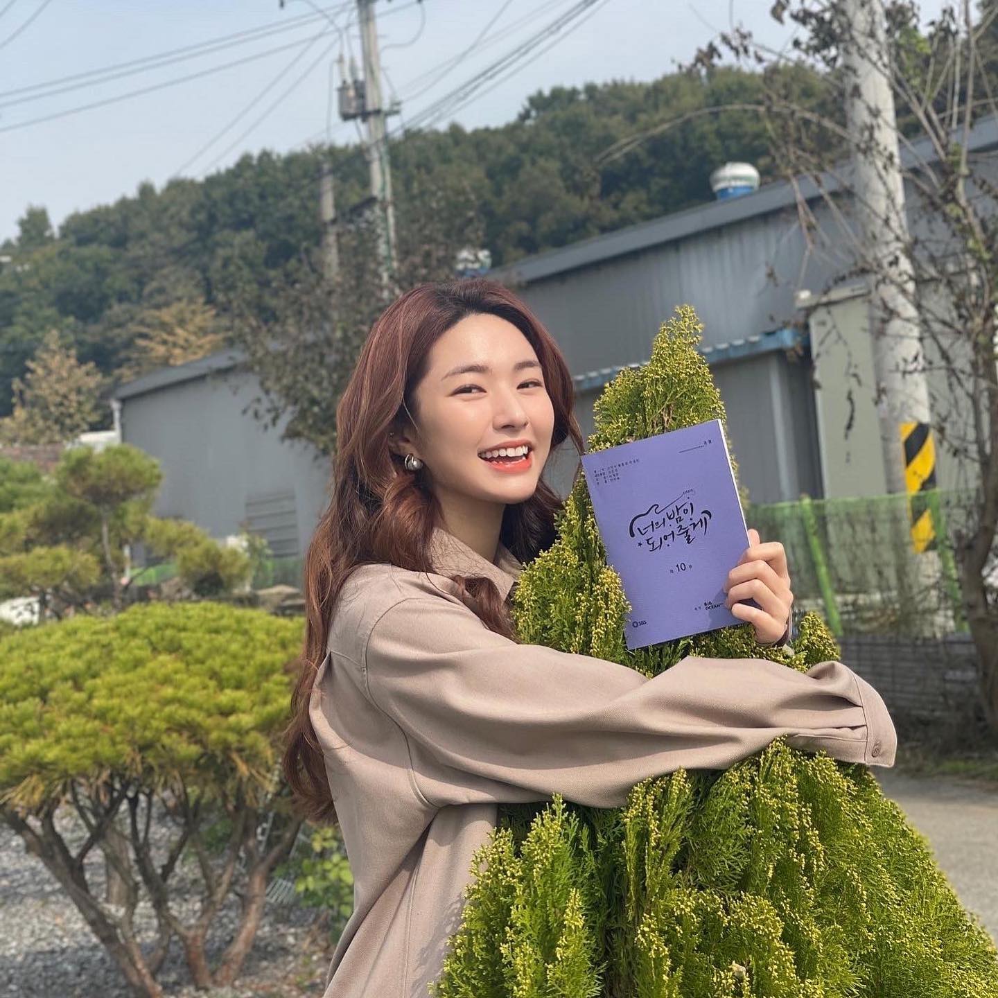 Mỹ nhân nổi lên sau 1 đêm nhờ vai phụ cô dâu: Nét đẹp quá giống Shin Se Kyung, học tận 2 trường đại học danh giá thế giới - Ảnh 10. Mỹ nhân nổi lên sau 1 đêm nhờ vai phụ cô dâu: Nét đẹp quá giống Shin Se Kyung, học tận 2 trường đại học danh giá thế giới - Ảnh 10.