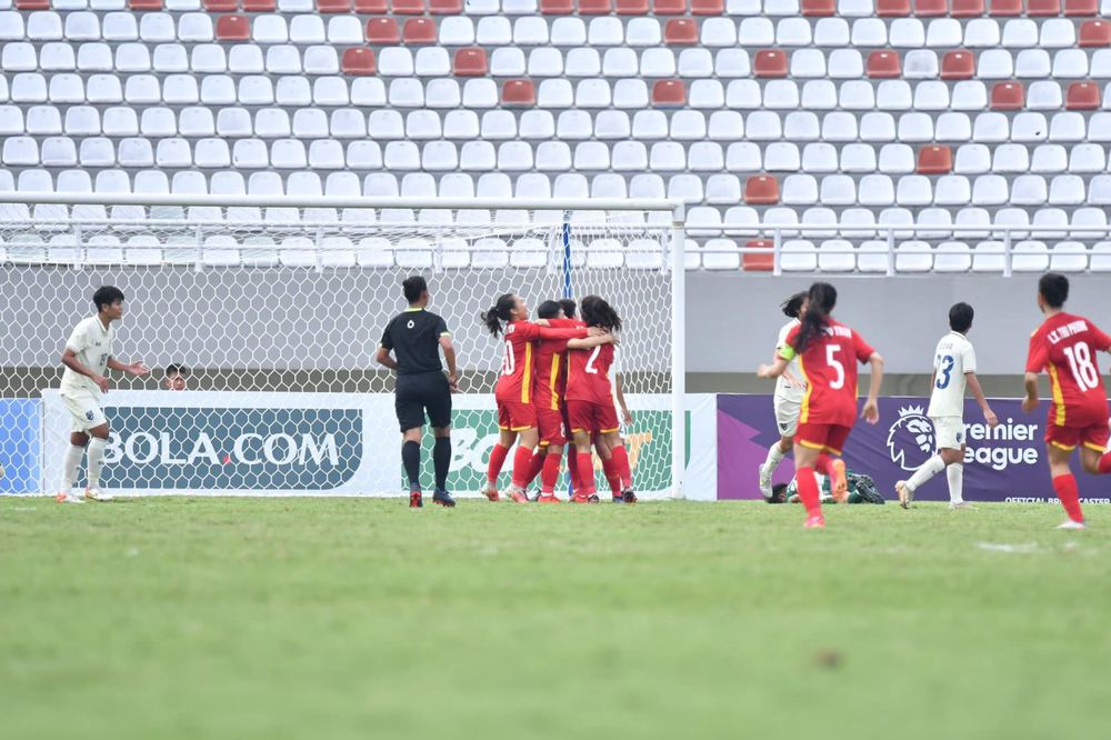 Defeating Thailand, U18 Vietnam achieved extremely impressive results, heading to the semi-finals - Photo 2.