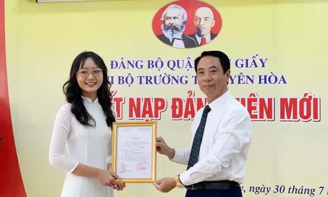 Nữ sinh Hà Nội đỗ 4 trường đại học top đầu được kết nạp Đảng - Ảnh 1.