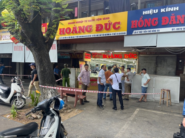 Phó Giám đốc Công an tỉnh trực tiếp thuyết phục tên cướp tiệm vàng buông súng AK đầu hàng - Ảnh 1.