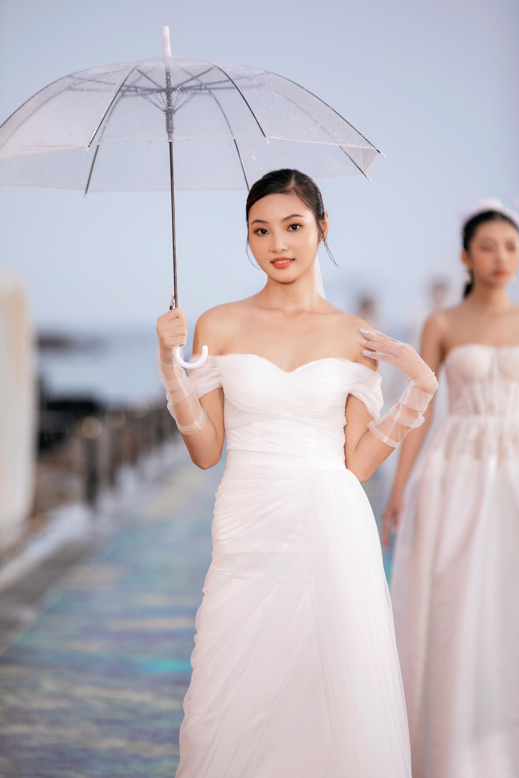 Miss Tieu Vy - Runner-up Phuong Anh transforms into a charming bride, competing in the catwalk in the rain - Photo 18.