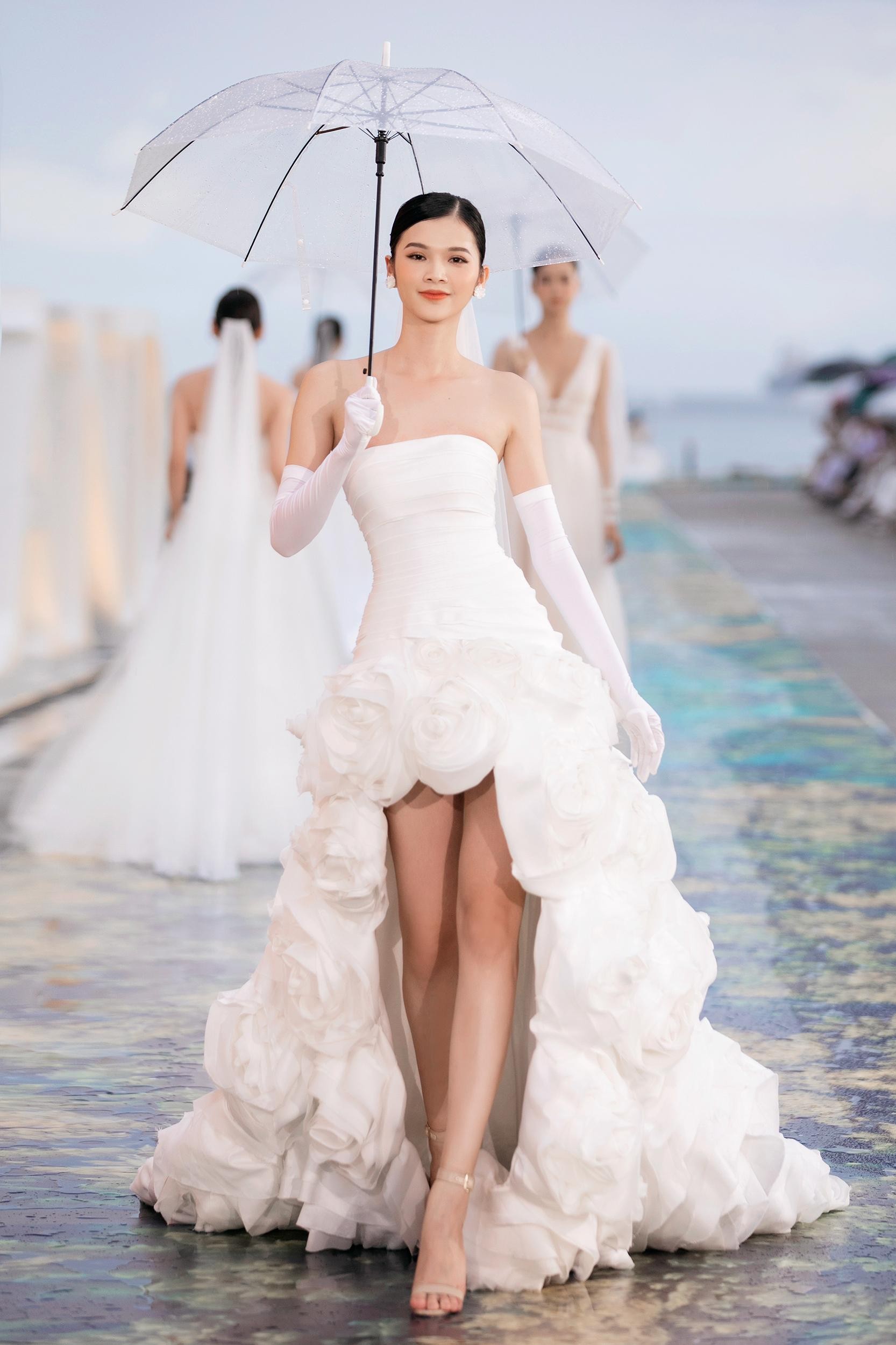 Miss Tieu Vy - Runner-up Phuong Anh transforms into a charming bride, competing in the catwalk in the rain - Photo 19.