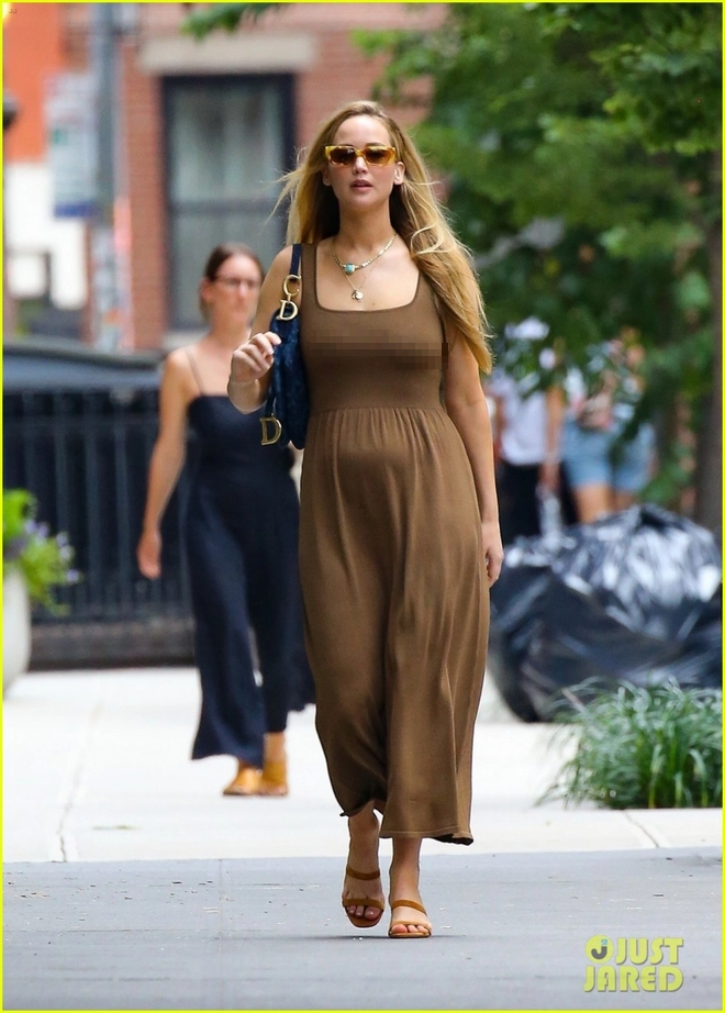 Jennifer Lawrence diện đồ hiệu, đeo trang sức đắt giá đi chơi cùng bạn bè - Ảnh 2.